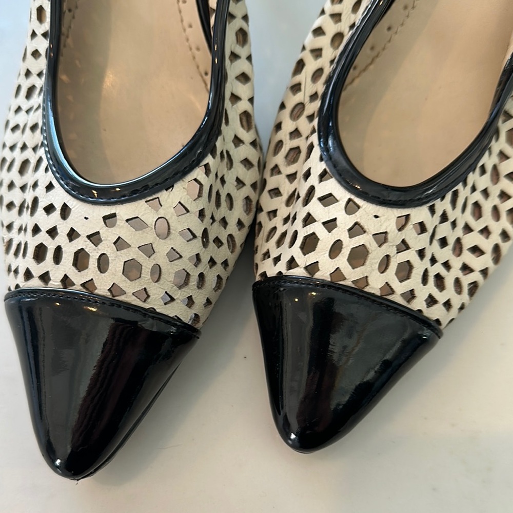 Adrienne Vittadini Black & Cream Pumps - Picture 3 of 6